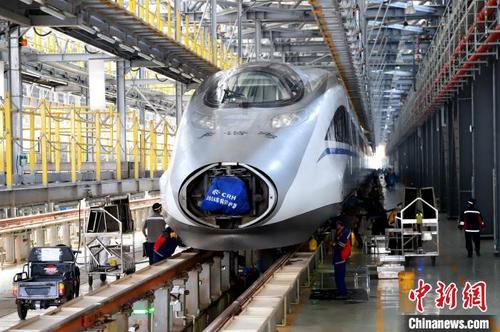 中國僑網(wǎng)4月27日,,成都動車段職工正在對新配屬動車組進(jìn)行檢修?!『緩?qiáng) 攝