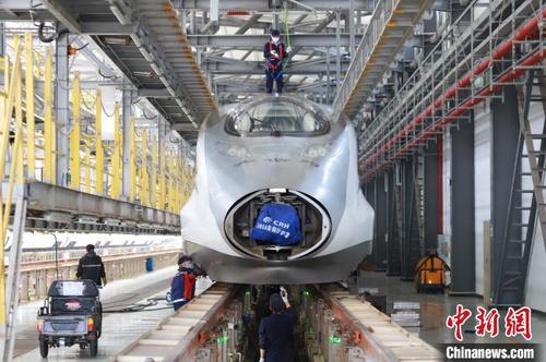 中國僑網(wǎng)4月27日,,成都動車段職工正在對新配屬動車組進(jìn)行檢修。 胡志強(qiáng) 攝