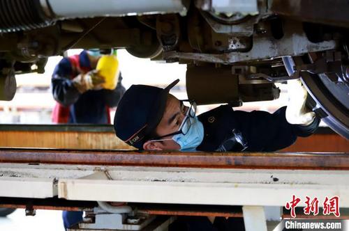 中國僑網(wǎng)4月27日,,成都動車段職工正在對新配屬動車組進(jìn)行檢修,。 胡志強(qiáng) 攝