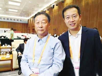 中國僑網(wǎng)2019年9月8日,何欽文(右)與被譽(yù)為“世界菌草技術(shù)之父”的林占熺教授合影于廈門國際投資貿(mào)易洽談會,。(《福建僑報》/受訪者供圖)