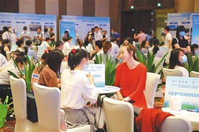 中國僑網(wǎng)8月6日,海南省2020年首批面向全球招聘三萬崗位人才現(xiàn)場對接會暨2020年海南省民營企業(yè)專場招聘會在海口舉行,。圖為招聘會現(xiàn)場。 本報(bào)記者 張茂 攝