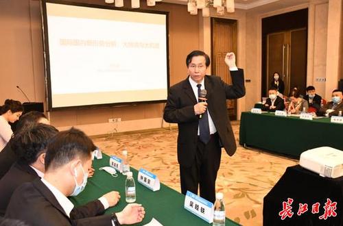 中國(guó)僑網(wǎng)清華大學(xué)教授何茂春“吆喝”僑商來家鄉(xiāng)投資,。記者詹松 攝