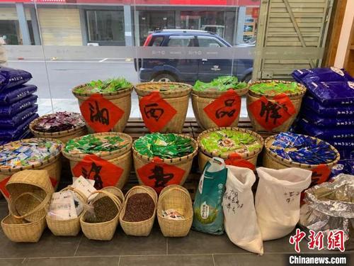 中國僑網(wǎng)湖南消費(fèi)扶貧示范中心花垣縣生活館內(nèi)展銷的扶貧產(chǎn)品?!◆斠恪z