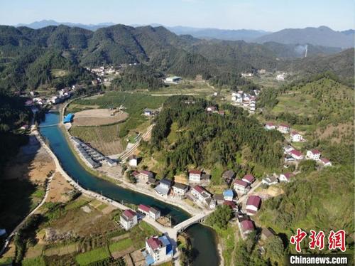 中國(guó)僑網(wǎng)航拍下的安化縣黃石村。 楊華峰 攝