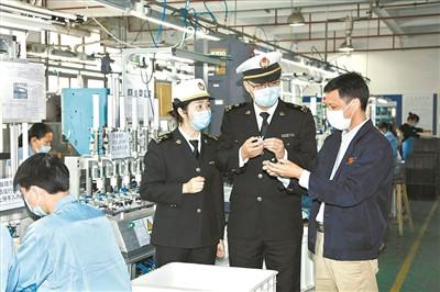 中國(guó)僑網(wǎng)深圳海關(guān)關(guān)員到機(jī)電企業(yè)調(diào)研。