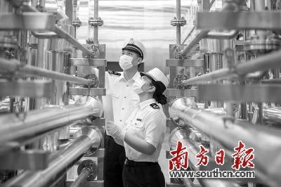 中國(guó)僑網(wǎng)惠州海關(guān)關(guān)員對(duì)進(jìn)口生產(chǎn)設(shè)備進(jìn)行檢驗(yàn),。張仕榮 攝