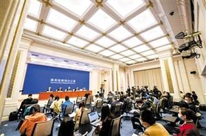 中國僑網(wǎng)3月24日,,首屆中國國際消費(fèi)品博覽會新聞發(fā)布會在京舉行,。圖為新聞發(fā)言人向現(xiàn)場記者介紹消博會有關(guān)情況,。