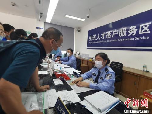 中國(guó)僑網(wǎng)民眾在??谑泄簿铸埲A分局辦證中心辦理落戶,。 黃藝 攝