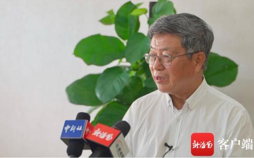 中國僑網(wǎng)中國(海南)改革發(fā)展研究院院長遲福林接受新海南客戶端記者采訪,。
