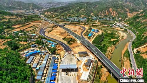 中國僑網(wǎng)延黃高速公路在黃土梁峁溝壑中蜿蜒延伸?!≈苄橇痢z