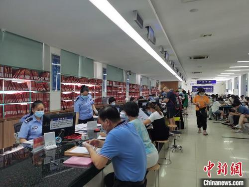 中國僑網(wǎng)在??邶埲A辦證中心,辦理落戶的人絡(luò)繹不絕,?!↑S藝 攝