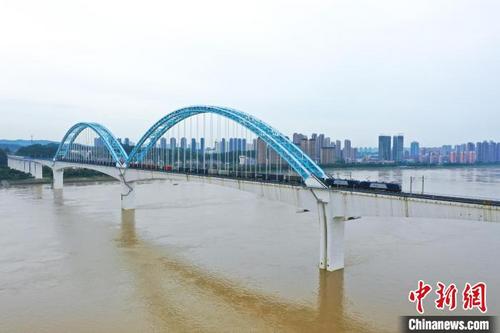 中國僑網X8795次駛離宜萬鐵路宜昌長江大橋 陳龍 攝