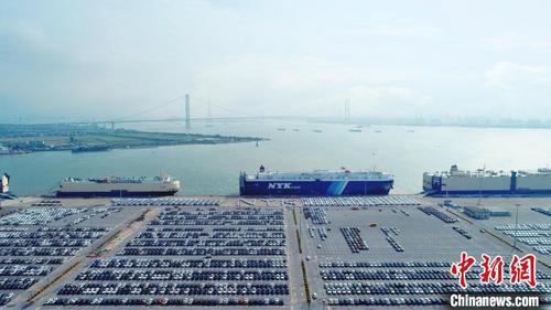 中國僑網(wǎng)NYK(日本郵船株式會社)“海王星領(lǐng)袖”滾裝輪在廣州港南沙汽車口岸靠泊。 廣州港集團供圖
