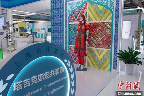 中國僑網塔吉克斯坦展館內展出的特色服飾?!×簹J卿 攝