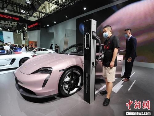 中國僑網(wǎng)長春車展新能源汽車展區(qū),。(資料圖) 劉棟 攝