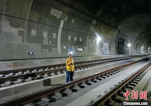中國(guó)僑網(wǎng)圖為工人在隧道內(nèi)檢查送電線路,。 朱世富 攝