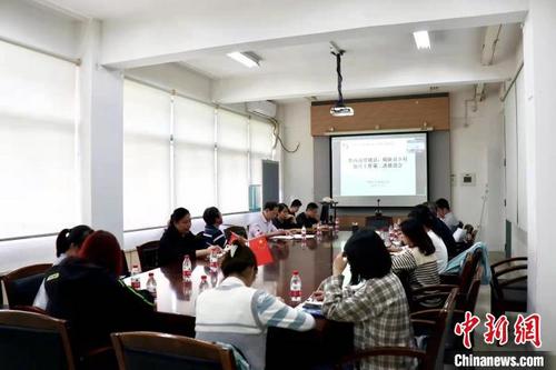 中國僑網(wǎng)圖為華僑大學(xué)光明之城鄉(xiāng)村振興服務(wù)站黔西南望謨縣,、晴隆縣鄉(xiāng)村振興工作第二次推進(jìn)會,?!∪A僑大學(xué)供圖