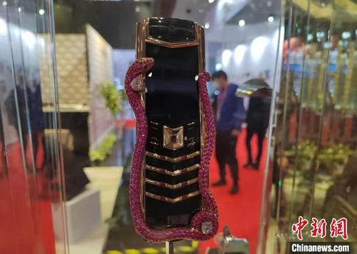 中國僑網(wǎng)標價289萬元的VERTU手機 姜煜 攝