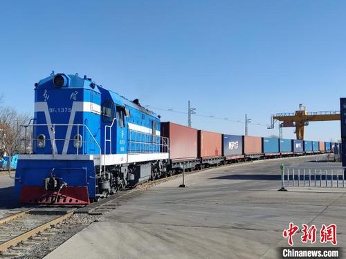 中國(guó)僑網(wǎng)11月17日,,中歐班列“天馬號(hào)”滿載著50車40英尺集裝箱貨物,,由武威南發(fā)往德國(guó)杜伊斯堡?!∷析?攝