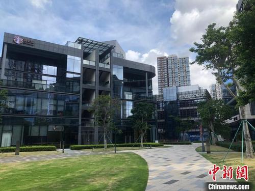 中國僑網(wǎng)圖為深圳前海深港基金小鎮(zhèn),?!≈熳逵ⅰz