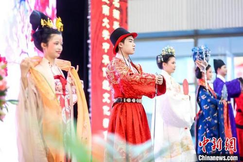 中國僑網(wǎng)傳統(tǒng)服裝展演 廣州市文化廣電旅游局 供圖