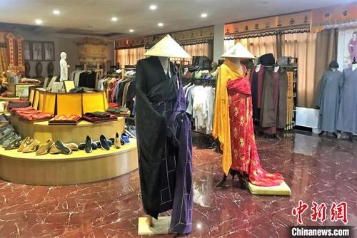 中國僑網(wǎng)圖為僧服展示,?!幍率械孪枭邢薰?供圖