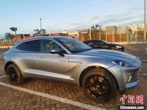 中國僑網(wǎng)“零關(guān)稅”進口新車型 黃忱 攝