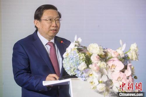 中國僑網(wǎng)許寧寧在開幕式上發(fā)表主旨演講,?!±钅宪帯z