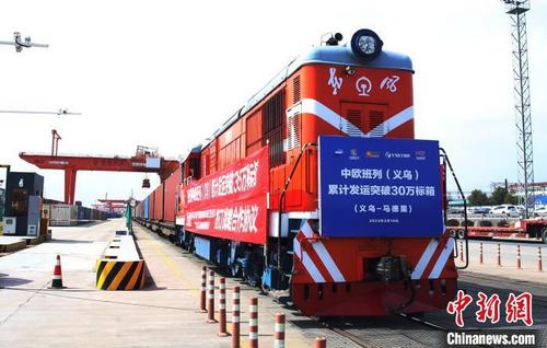 中國(guó)僑網(wǎng)75098/7次中歐班列鳴笛啟程,?!⊥踅?攝