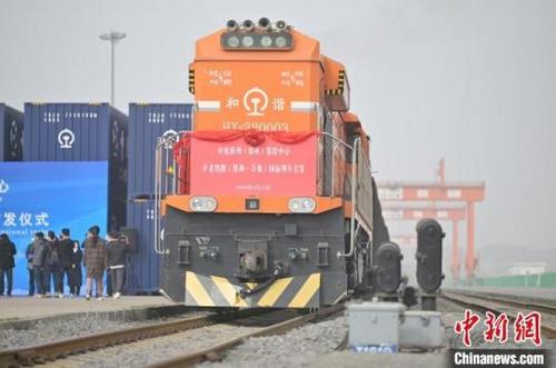 中國僑網(wǎng)中老鐵路(鄭州-萬象)國際貨運列車首發(fā) 王瑋 攝