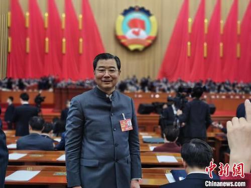 中國僑網(wǎng)全國政協(xié)委員、浙江省政協(xié)副主席,、九三學(xué)社浙江省委會(huì)主委葉正波,?!∈茉L者 供圖