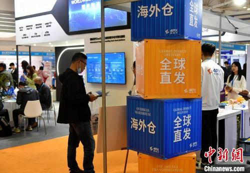 中國僑網(wǎng)圖為市民參觀展會,?!蚊?攝
