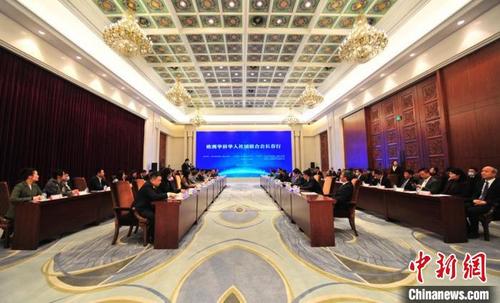 中國(guó)僑網(wǎng)歐華聯(lián)會(huì)代表團(tuán)在吉林長(zhǎng)春考察?!「啐埌病z