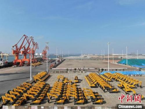 中國僑網(wǎng)即將裝船的廣西柳工集團(tuán)有限公司工程車輛,,整齊停放在廣西欽州保稅港碼頭堆場?!№f羽翔 攝