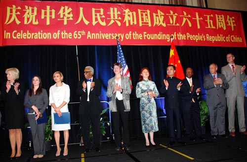 中國(guó)僑網(wǎng)趙衛(wèi)平總領(lǐng)事及夫人(中)與伊利諾州副州長(zhǎng)西蒙,、州務(wù)卿懷特等來(lái)賓在慶祝中國(guó)國(guó)慶65周年招待會(huì)上。(《芝加哥華語(yǔ)論壇》/張大衛(wèi) 攝)
