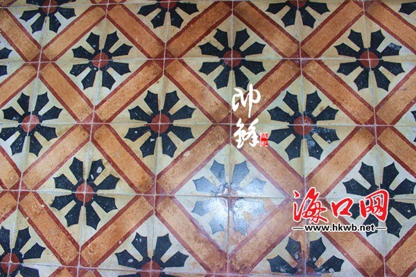 中國僑網(wǎng)100多年前,從南洋運回來的地磚,。(??诰W(wǎng)/李帥鋒 攝)