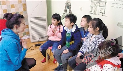 中國(guó)僑網(wǎng)歇臺(tái)子,,海歸楊女士正在給學(xué)生上課,。(《重慶晨報(bào)》/雷鍵 攝 )