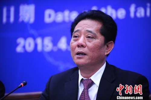 中國(guó)僑網(wǎng)4月1日,,首屆僑交會(huì)組委會(huì)在深圳舉行新聞發(fā)布會(huì),。僑交會(huì)執(zhí)行主席、深圳市僑商智庫(kù)研究院理事長(zhǎng)鄭漢明稱,,該研究院正著手建立“僑商智庫(kù)國(guó)際民間交流中心”,,計(jì)劃在全球設(shè)立不少于50個(gè)國(guó)際民間交流中心分支機(jī)構(gòu),為僑交會(huì)提供切實(shí)有效的商業(yè)信息,。(陳文 攝)