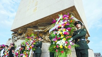 中國僑網(wǎng)悼念英烈 緬懷同胞(《北京晚報(bào)》/劉平 攝)