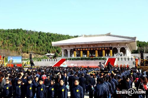 中國僑網(wǎng)4月5日,,乙未年“清明”公祭軒轅黃帝典禮在陜西省黃陵縣隆重舉行,。萬余名海內(nèi)外中華兒女的代表,齊聚于軒轅殿祭祀廣場。全體參祭人員向軒轅大殿內(nèi)的石刻浮雕軒轅黃帝像行三鞠躬禮,。