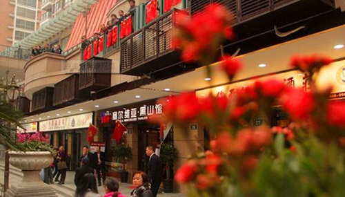 中國僑網(wǎng)正是依托得天獨(dú)厚的華僑資源,,浙江省溫州市青田縣的“僑鄉(xiāng)進(jìn)口商品城”應(yīng)運(yùn)而生。目前進(jìn)口商品城共入駐61家128間商戶,,全部由來自歐洲,、南北美洲等30個國家和地區(qū)的僑商企業(yè)組成。