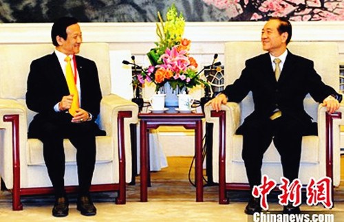 中國僑網(wǎng)4月21日,全國政協(xié)副主席韓啟德在人民大會堂會見了以澳門歸僑總會會長劉藝良為團長的澳門歸僑總會訪問團一行,。國僑辦主任裘援平,、副主任譚天星陪同會見。(張勤 攝)