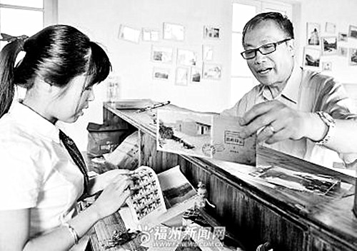 中國僑網(wǎng)一晃30多年了。當71歲的旅美華僑張又新站在鼓嶺郵局那扇乳白色的門前時,,已雙鬢染霜,。張又新最大的心愿就是有朝一日,能帶上精心收藏的郵票和信封去鼓嶺走一走,,看一看,。因為,他的收藏與鼓嶺有關(guān),。(《福州晚報》)