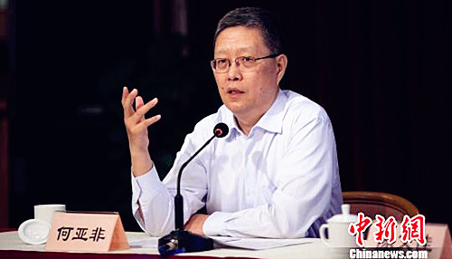 中國僑網(wǎng)5月21日,,國僑辦副主任何亞非在上海為僑務(wù)干部講課,。他指出,,“一帶一路”構(gòu)想與華商經(jīng)濟(jì)密不可分,,華僑華人可充分發(fā)揮天然橋梁作用,在“一帶一路”建設(shè)中大有作為,。(張亨偉 攝)