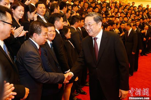 中國僑網5月28日,,全國政協主席俞正聲在北京人民大會堂會見“第十屆世界華裔杰出青年華夏行”全體代表。(中新社發(fā) 盛佳鵬 攝)