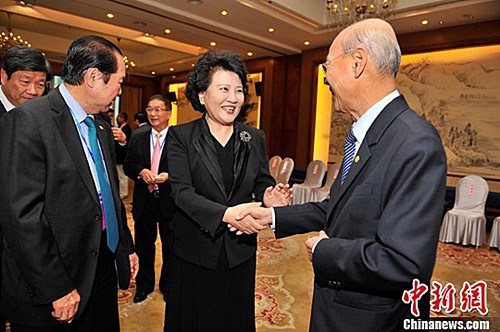 中國(guó)僑網(wǎng)6月10日,,國(guó)僑辦主任裘援平(中),,在昆明會(huì)見(jiàn)參加第13屆東盟華商會(huì)的海外僑領(lǐng),。(中新社發(fā) 劉冉陽(yáng) 攝)