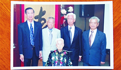 中國僑網(wǎng)當年在為抗戰(zhàn)捐款的眾多海外鄉(xiāng)親中,,成千上萬收入微薄的勞工大眾幾乎是傾盡全力,來阻止日本侵略,。在江門華僑博物館,,相關(guān)人員突出介紹了新加坡華僑小販——鄭潮炯“賣子救國”的故事,。圖為鄭潮炯妻子鐘彩合與兒子們的合影,。(劉進 供圖)