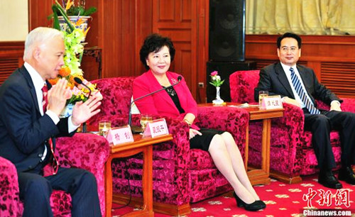 中國僑網(wǎng)7月20日,國僑辦主任裘援平,、副主任譚天星在北京會見了以香港中華總商會會長楊釗為團(tuán)長的香港中華總商會訪京團(tuán),。裘援平向訪京團(tuán)積極推介“一帶一路”等國家戰(zhàn)略,。(中新社發(fā) 張勤 攝)