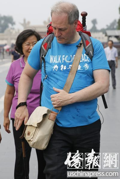 中國僑網(wǎng)麥克·貝茨勛爵的簡(jiǎn)單裝備——一個(gè)背包,、一個(gè)帆布挎包和一支拐杖。(美國僑報(bào) 王澤 攝)