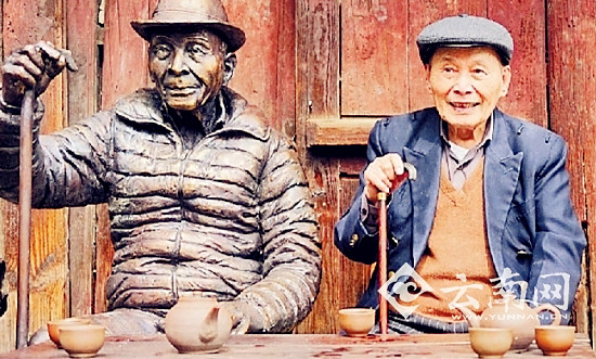 中國僑網(wǎng)15日,,雕塑家李春華耗時3個多月精心創(chuàng)作的,、重400多斤的南僑機工翁家貴青銅雕塑像,,從廣東運到了保山板橋百年老茶館,,正式開啟了巡回展覽的第一站。翁家貴老人仔細(xì)端詳后說:“確實很像我??!”說罷,,講述自己作為南僑機工參加抗戰(zhàn)的事跡,。